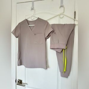 FIGS Slate Catarina One Pocket Scrub Top & Slate Zamora Joggers